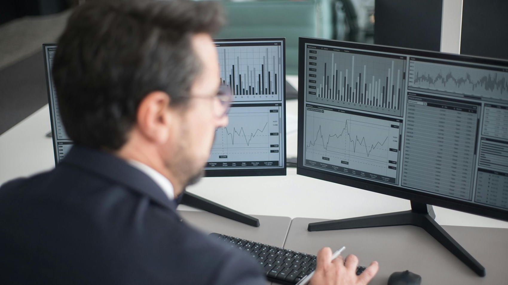 ¿Qué pasa si conectas una pantalla a la gráfica y otra a la placa base?