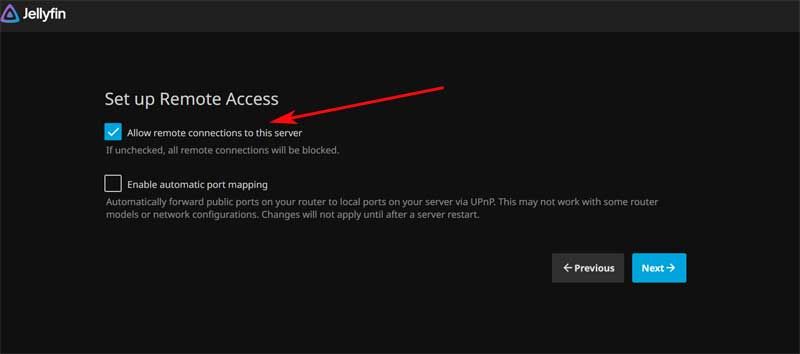 Paso de configuración del servidor Jellyfin con las casillas para permitir conexiones remotas al servidor.