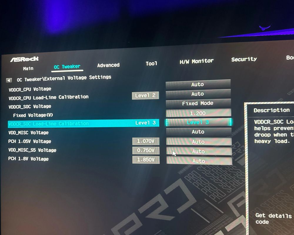 Interfaz de la BIOS UEFI de ASRock mostrando los ajustes de voltaje corregidos: Load-Line Calibration en Nivel 3 y CPU VCORE Load-Line Calibration en 1.20V.