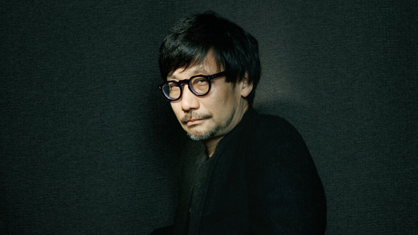 Hideo Kojima posando en una foto para los premios BAFTA.