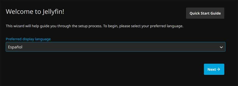 Asistente de configuración inicial del servidor Jellyfin, mostrando el menú desplegable para seleccionar el idioma preferido.