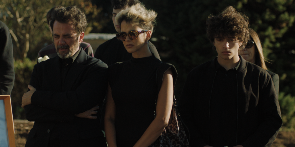 imagen de escena del funeral de la serie El grito de HBO Max