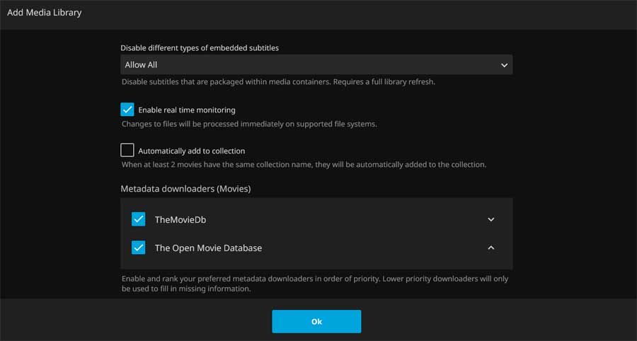 Panel de configuración avanzada para una biblioteca de películas en Jellyfin, mostrando opciones de idioma, país y gestores de metadatos.