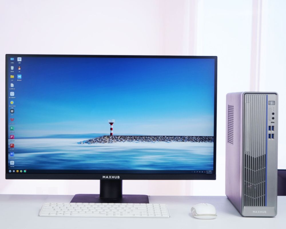 Ordenador de sobremesa MAXHUB AI+ de color blanco, mostrando su diseño minimalista y puertos frontales, equipado con la CPU Zhaoxin.