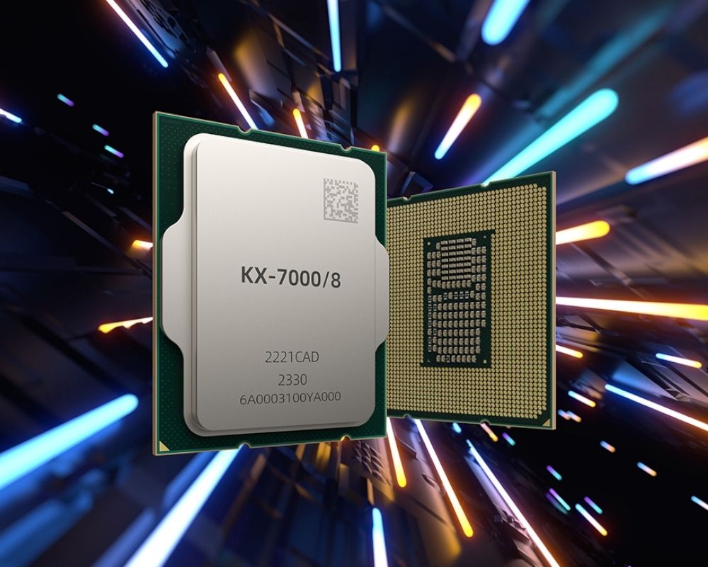 Chip del procesador Zhaoxin KX-7000 mostrando su superficie así como la parte trasera con una disposición de pines similar a LGA 1700.