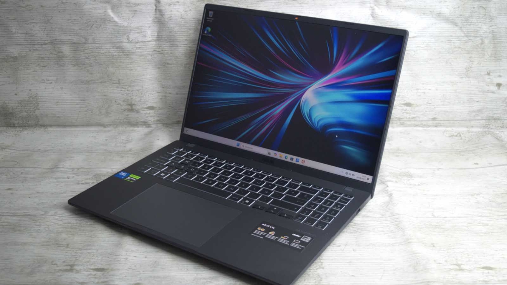 Probamos el ASUS V16, un portátil gaming razonable, liviano y potente