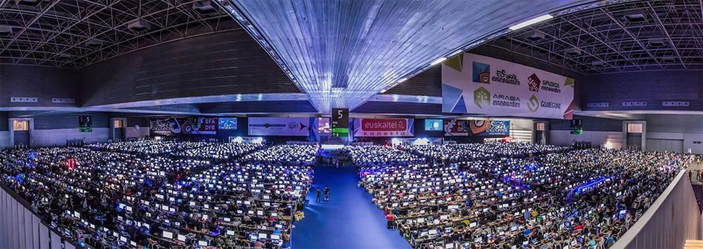 Imagen de una Euskal Encounter con miles de jugadores de PC simultáneos