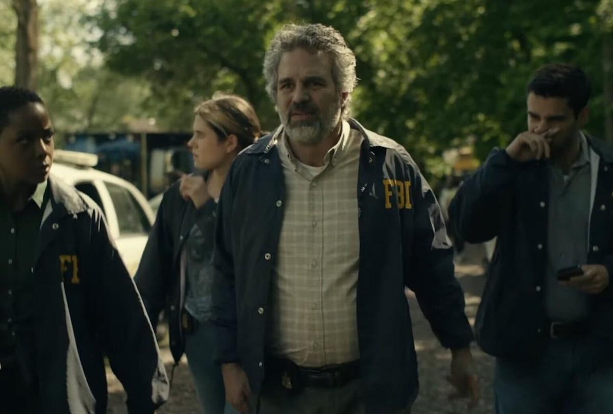 Los actores Mark Ruffalo, Alison Oliver y Tom Pelphrey, protagonistas de la serie Task, durante una escena