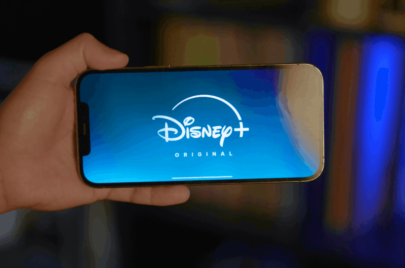 Usando-movil-ver-servicio-streaming-Disney-Plus.png