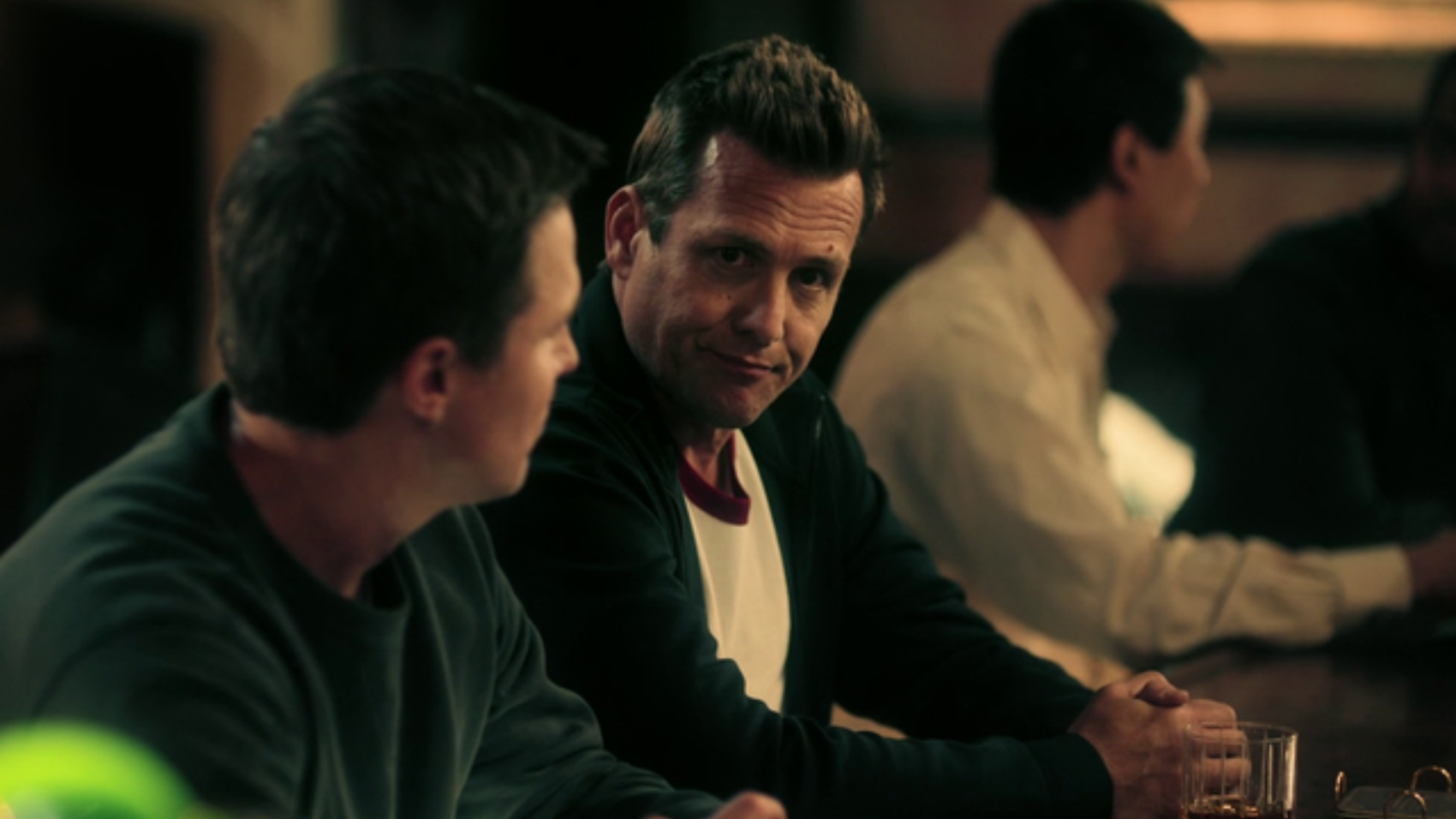 escena-de-Suits-LA-con-Harvey-.png