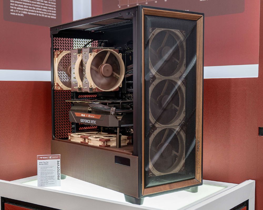 Caja Flux Pro Noctua Edition de Antec presentada durante el Computex 2025.