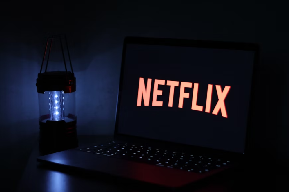 ordenador portátil con logo de Netflix