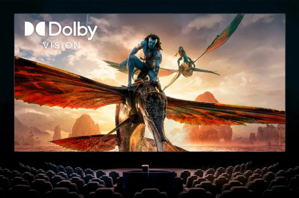una sala de cine con escena de Avatar y el logo de Dolby Vision
