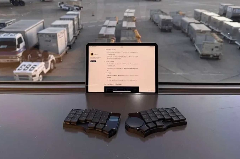 Este teclado parece del futuro: se parte en dos, tiene pantalla y touchpad