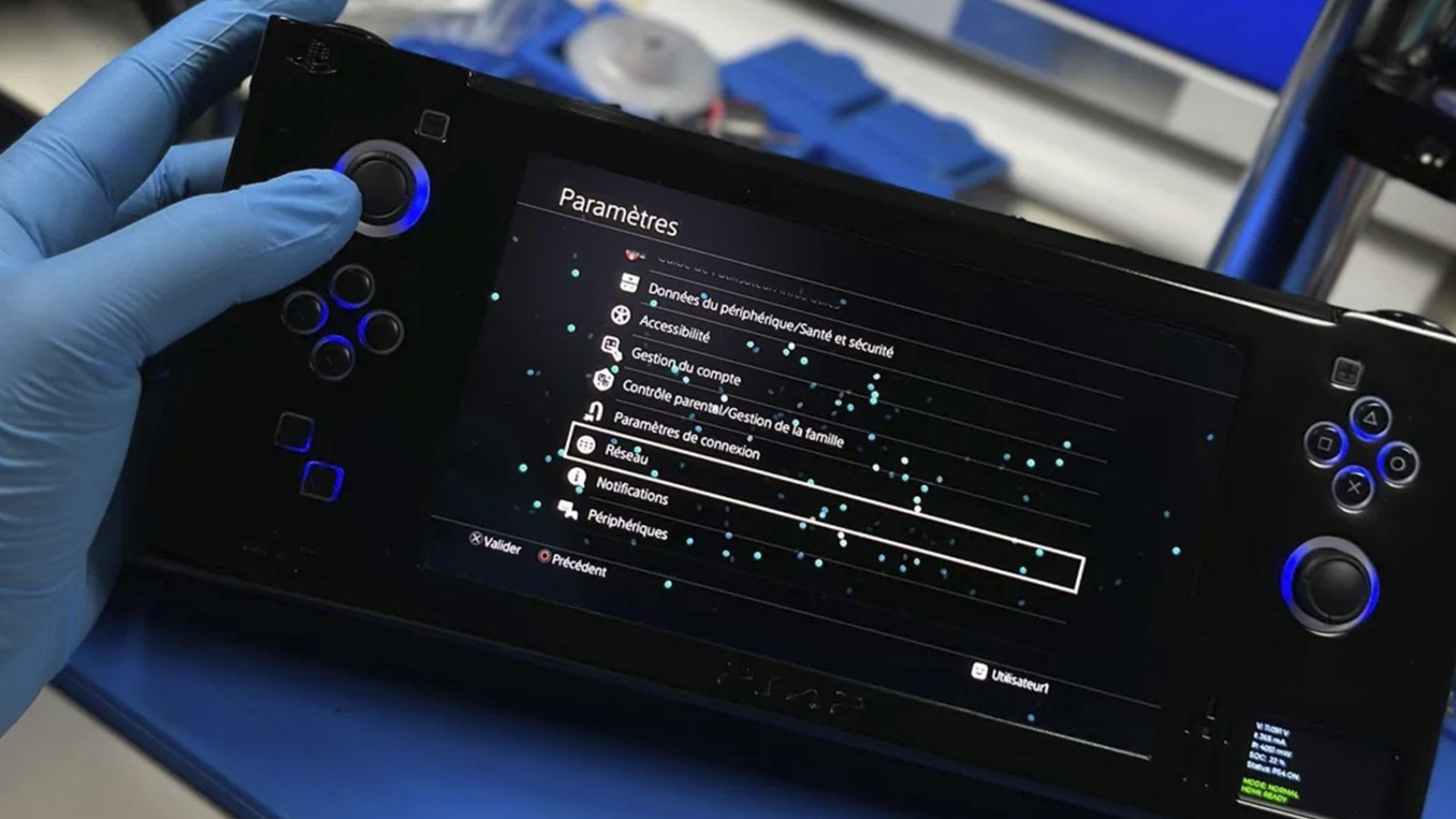 Así han convertido una PS4 Slim en una consola portátil con pantalla OLED