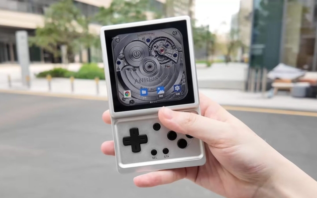 Anbernic detalla la RG Rotate, una consola portátil compacta capaz de mover juegos de PS2