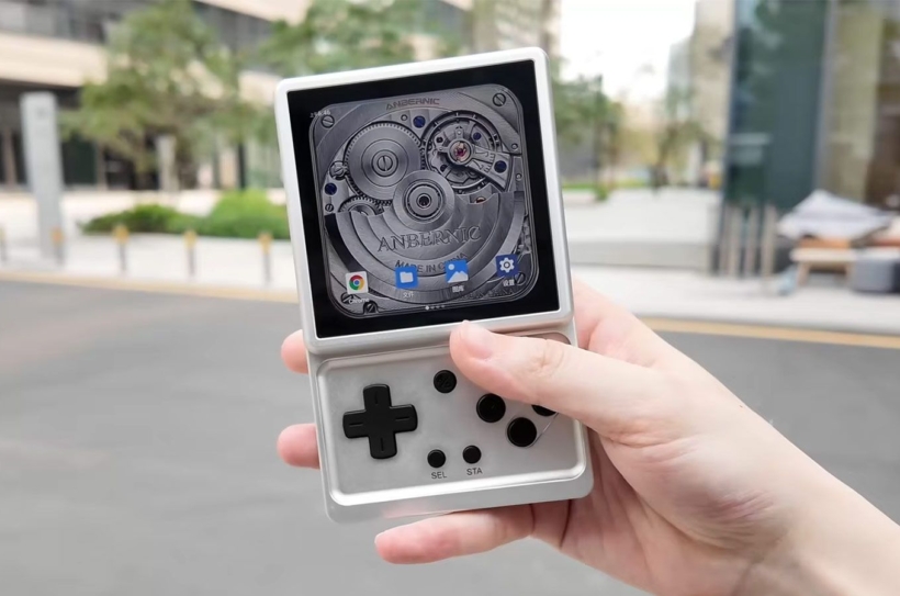 Anbernic detalla la RG Rotate, una consola portátil compacta capaz de mover juegos de PS2