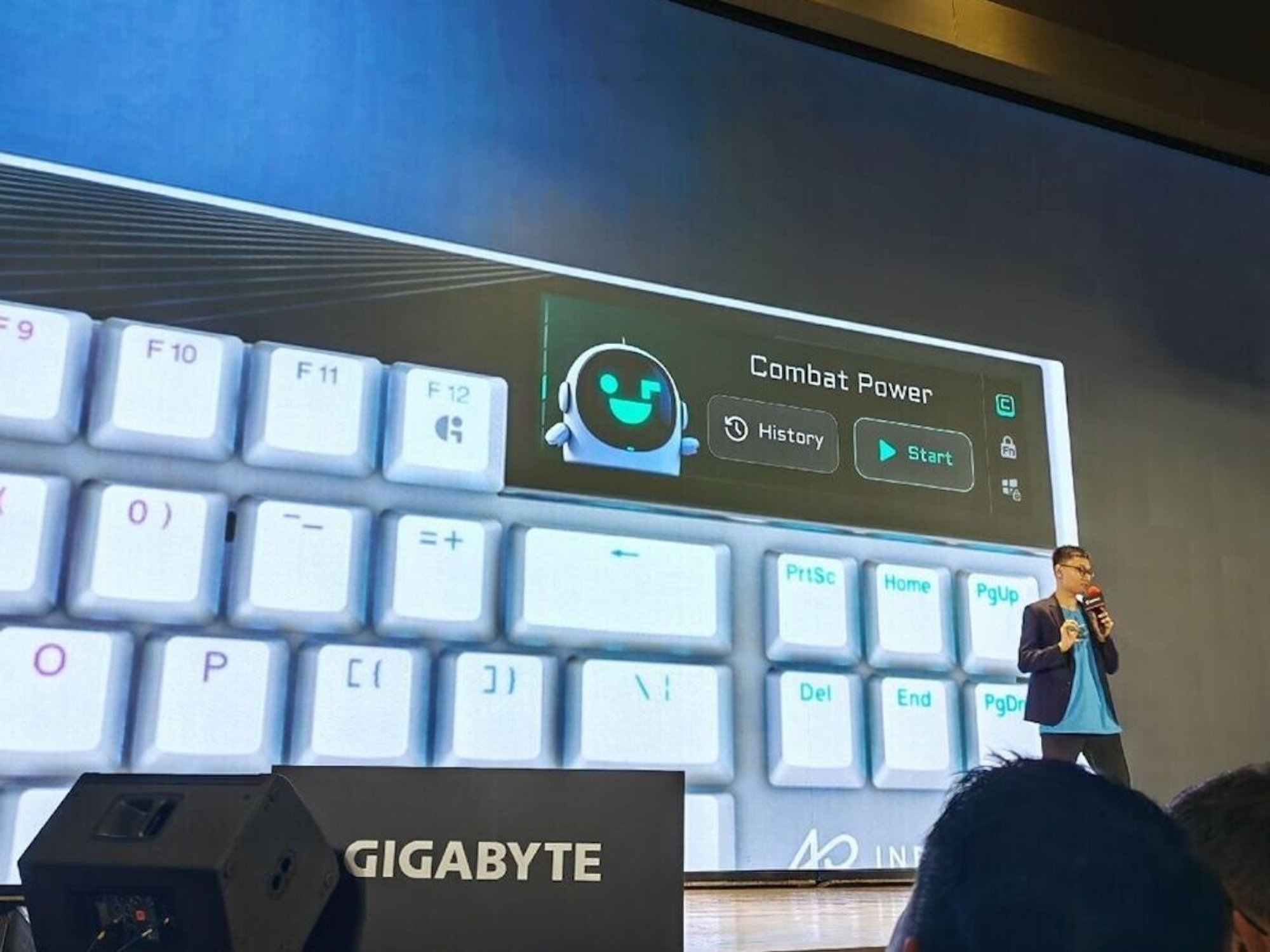 AORUS Infinity, nuevo ratón y teclado gaming en el que sí tiene sentido una pantalla OLED