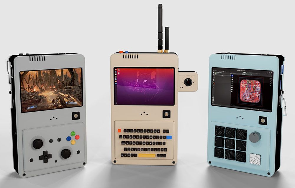 Tres dispositivos portátiles electrónicos de estilo retro y DIY con diferentes configuraciones: uno para videojuegos, otro con teclado QWERTY y antenas, y un tercero con una rejilla de botones táctiles.