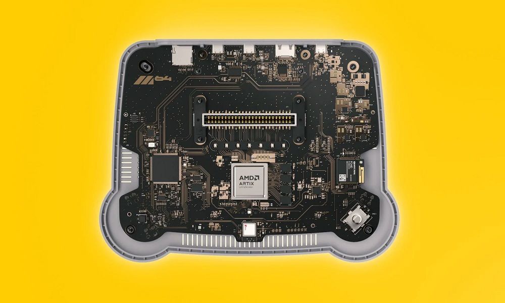 Placa base interna de la consola ModRetro Chromatic que muestra el procesador central sobre un fondo amarillo.