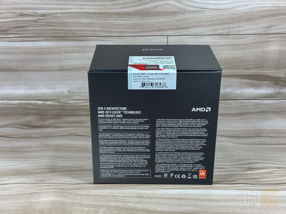 Parte trasera de la caja de un procesador AMD Ryzen 7 7700X3D con especificaciones técnicas de la arquitectura Zen 4 y tecnología 3D V-Cache.