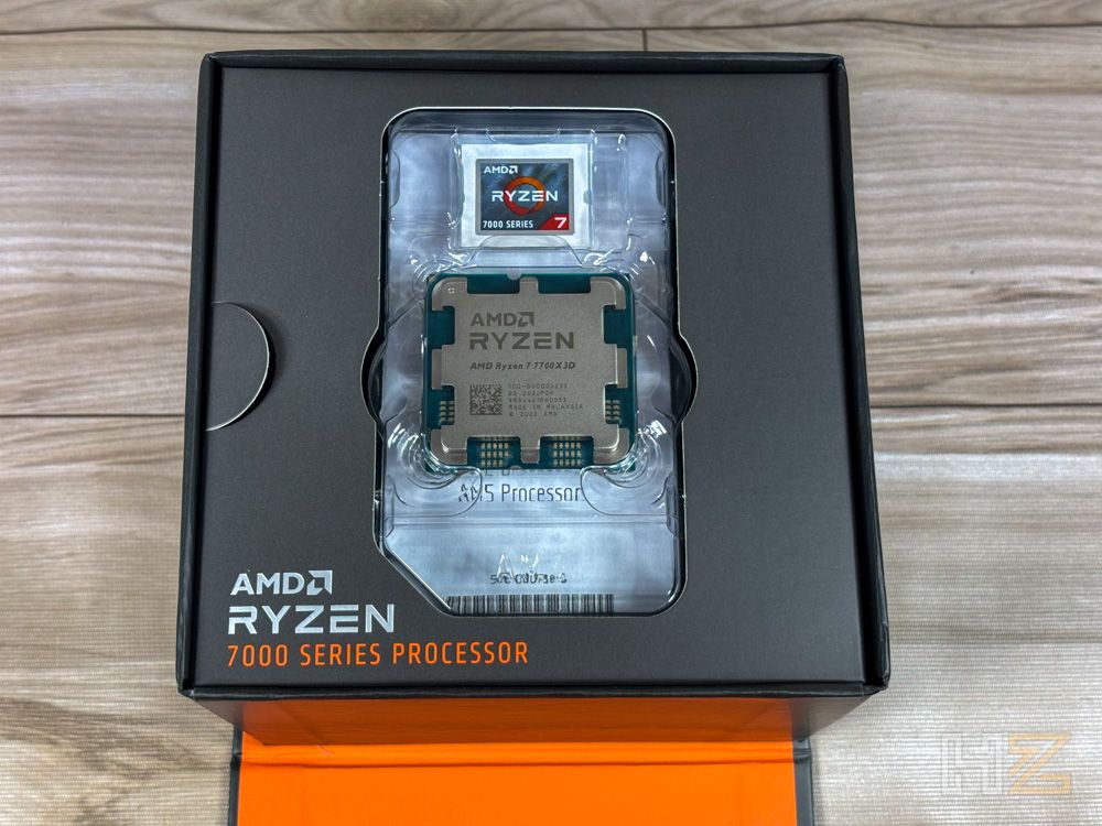 Procesador AMD Ryzen 7 de la serie 7000 dentro de su embalaje protector de plástico y caja original negra.