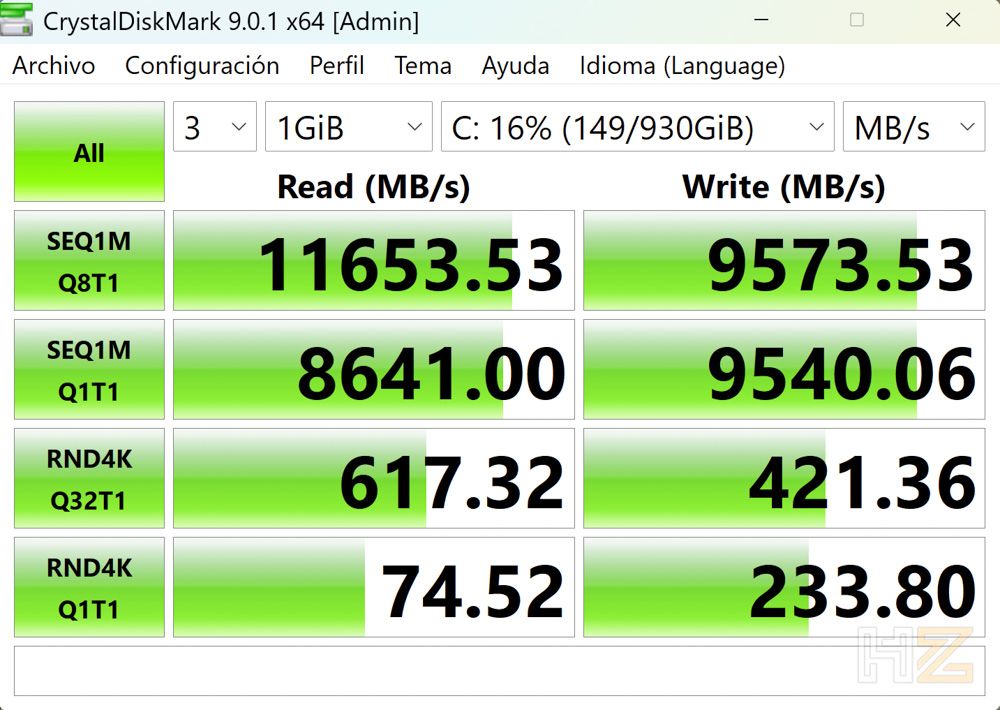 Captura de pantalla de la interfaz de CrystalDiskMark 9.0.1 mostrando resultados de rendimiento de lectura y escritura secuencial y aleatoria en MB/s.