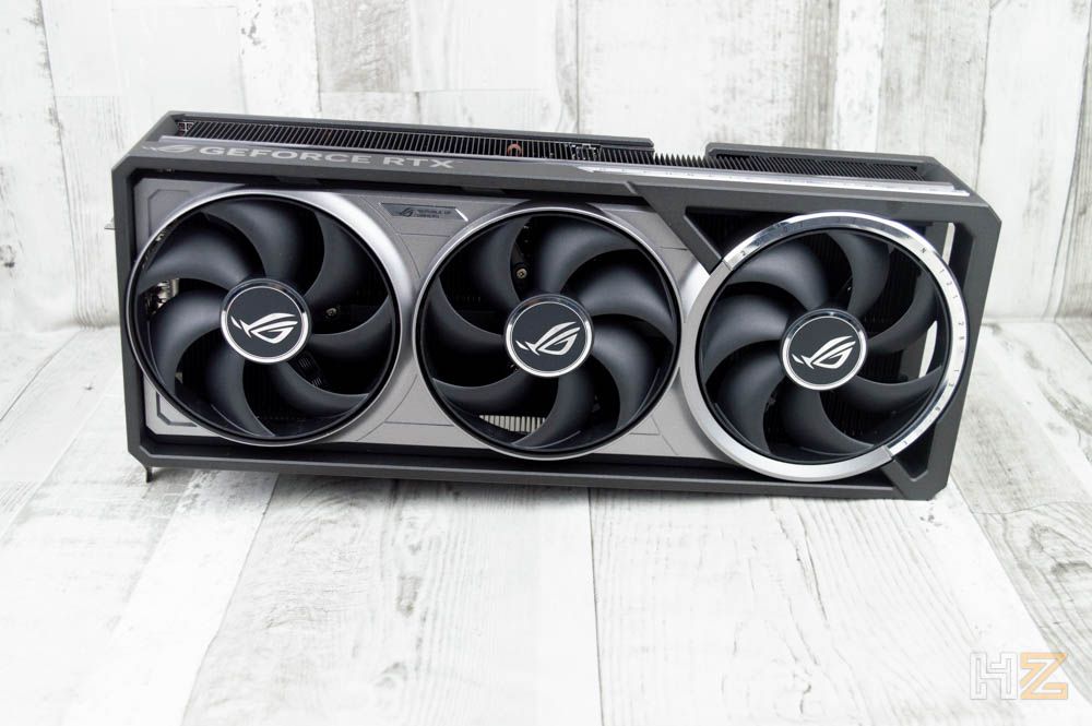arjeta gráfica de alto rendimiento ASUS ROG Strix RTX 5080 con un gran disipador de triple ventilador y conector de alimentación 12VHPWR.