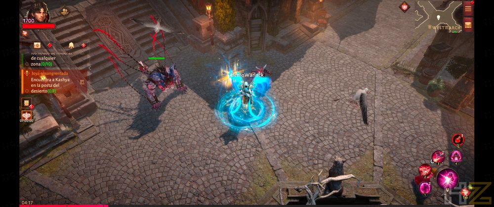 Héroe en Diablo Immortal rodeado por una aura azul de energía durante un combate en una ciudad empedrada.