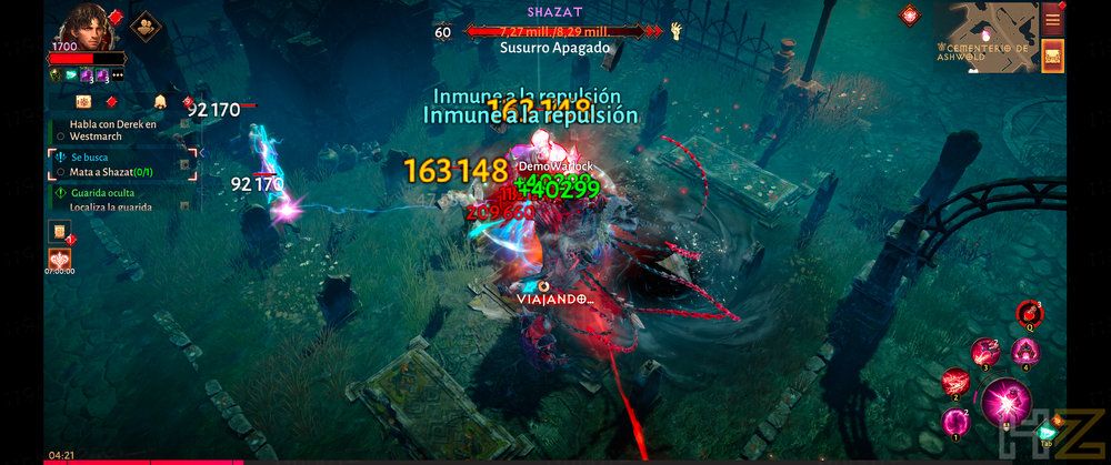 Interfaz de combate en Diablo Immortal donde se observa a un personaje rodeado de enemigos con múltiples indicadores de daño numérico y habilidades activas.