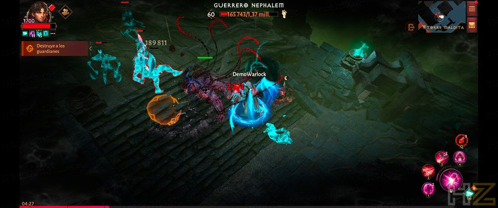 Combate en una mazmorra contra varios enemigos espectrales de color azul turquesa en Diablo Immortal.
