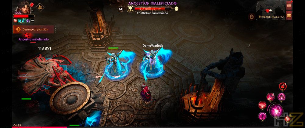 Interfaz de combate en Diablo Immortal mostrando a varios héroes enfrentándose al jefe Ancestral Maleficiado en una mazmorra oscura.