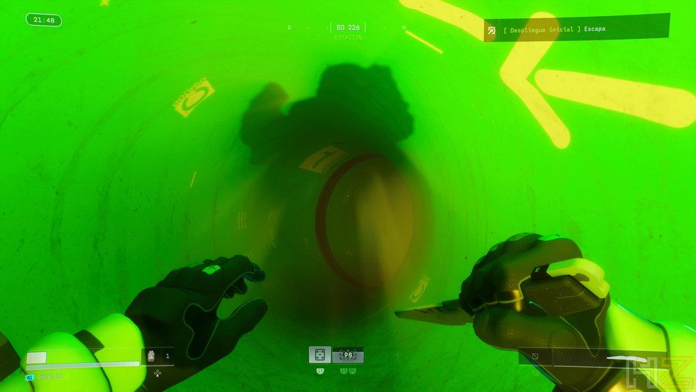 Vista en primera persona de un entorno digital con iluminación verde intensa y elementos de interfaz de usuario de videojuego.