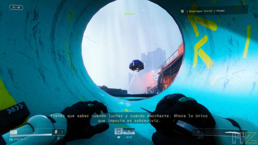 Vista en primera persona de un videojuego de ciencia ficción a través de una tubería circular donde se observa un dron flotando en un entorno industrial neblinoso.