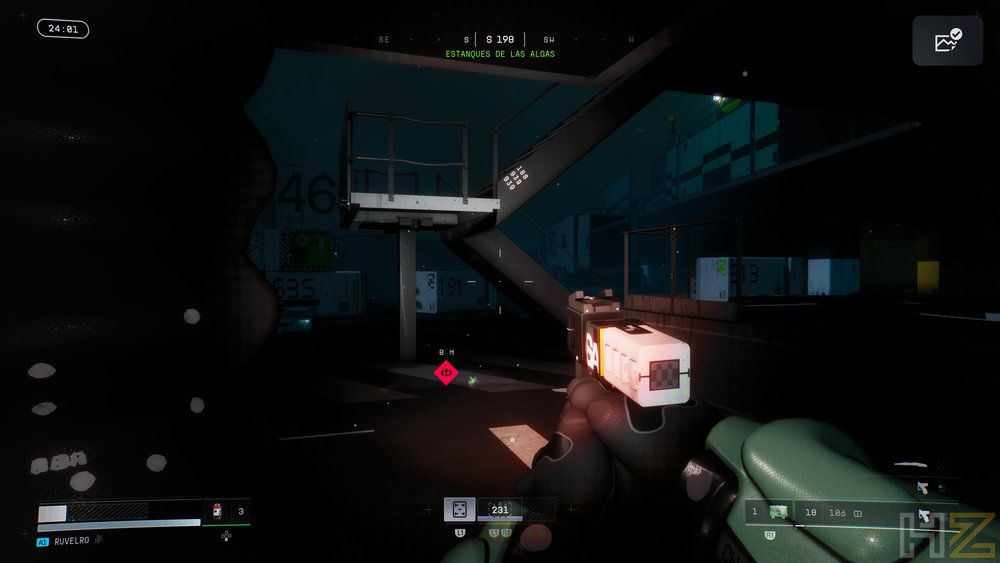 Vista en primera persona de un jugador sosteniendo un arma futurista blanca en un entorno oscuro e industrial de Marathon.