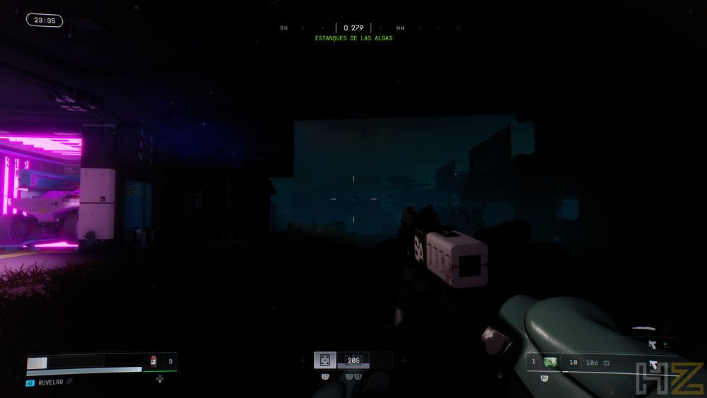 Vista en primera persona de un videojuego de disparos en un entorno nocturno con iluminación de neón morada y elementos de interfaz de usuario en pantalla.