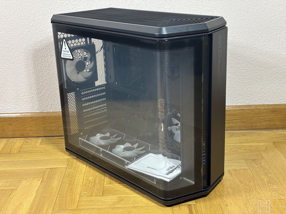 Caja de ordenador NOX Hummer Anvil de color negro con paneles de cristal templado frontal y lateral que permiten ver el interior.