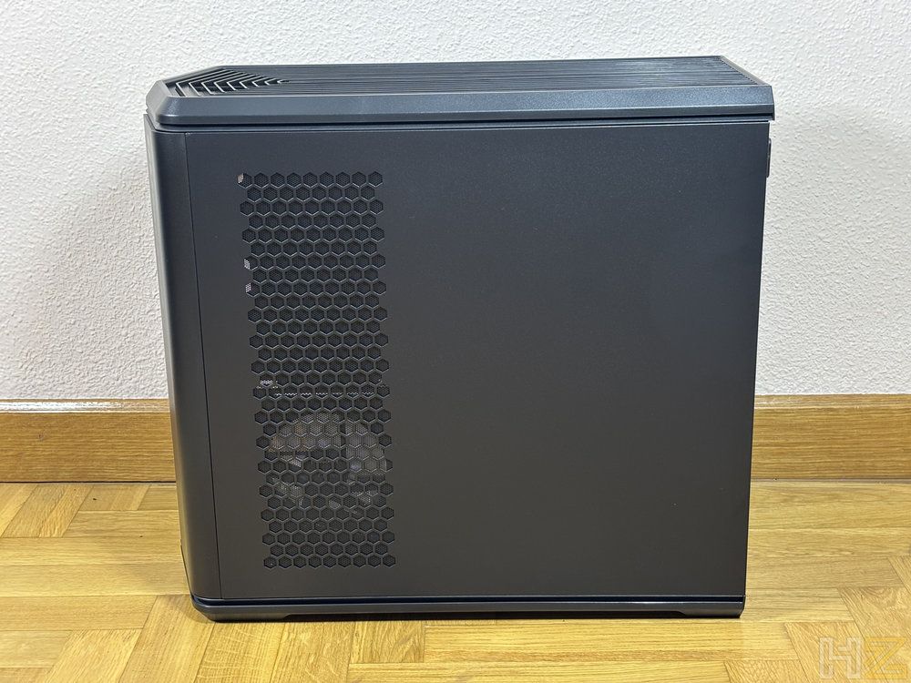 Panel lateral metálico de la caja de ordenador Nox Hummer Anvil con una zona de rejilla perforada para ventilación.