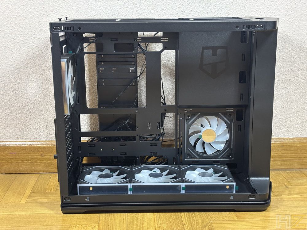 Interior de una caja de PC negra Nox Hummer Anvil mostrando la distribución de ventiladores inferiores y el espacio para la placa base.