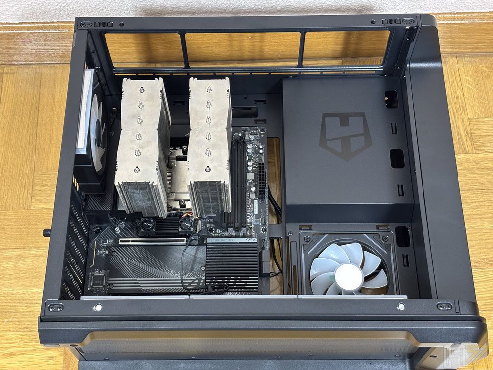 Interior de una caja de ordenador Nox Hummer Anvil con placa base, disipador de doble torre y ventiladores instalados.
