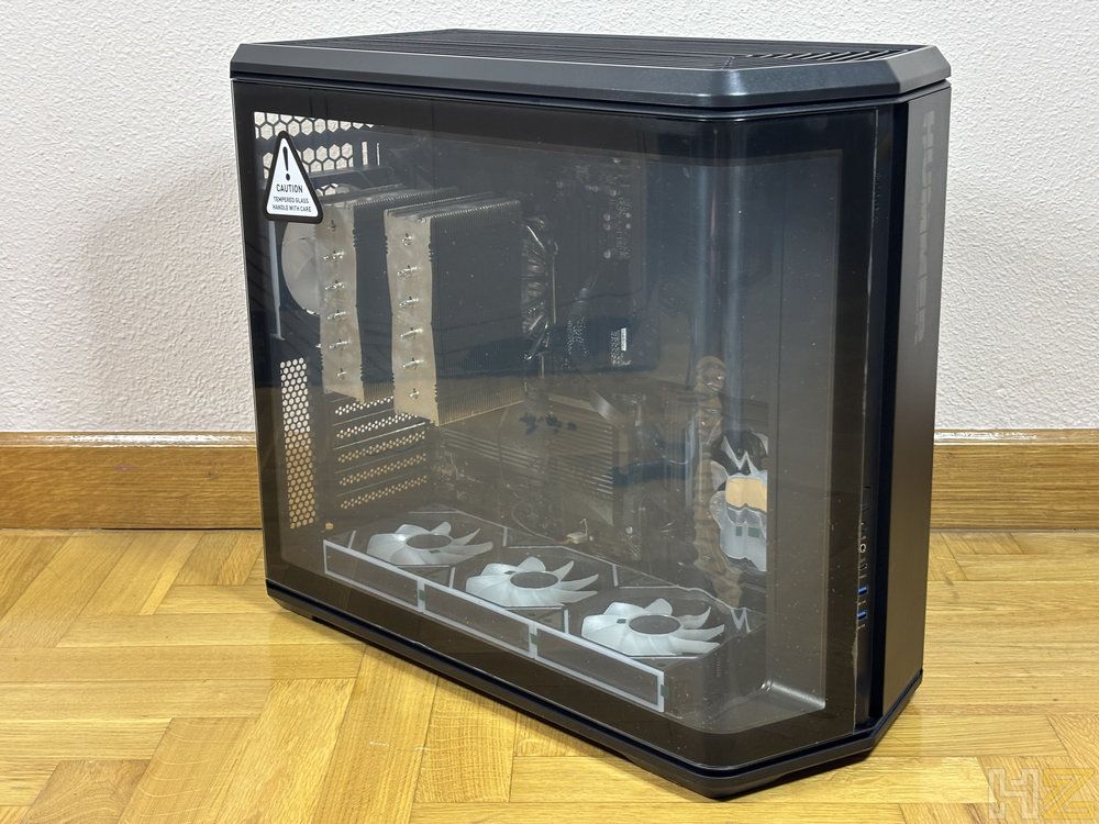 Caja de PC Nox Hummer Anvil con paneles de cristal templado frontal y lateral que muestran el interior del equipo.