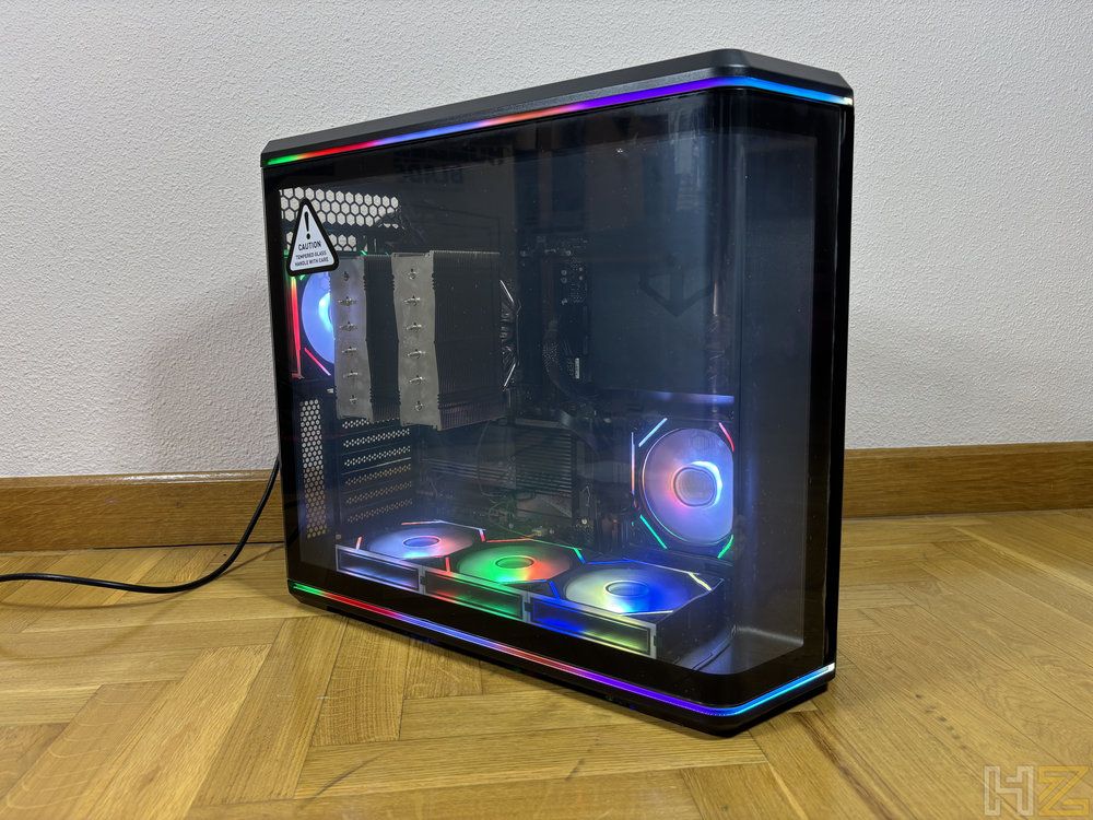 Caja de PC Nox Hummer Anvil con paneles de cristal templado y ventiladores ARGB iluminados en el interior.