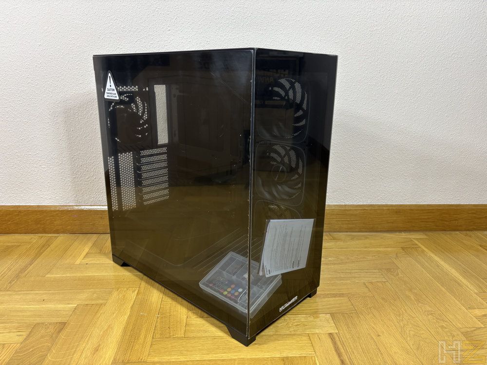 Caja de ordenador Nox Hummer Blade con paneles de cristal templado frontal y lateral sobre suelo de madera.
