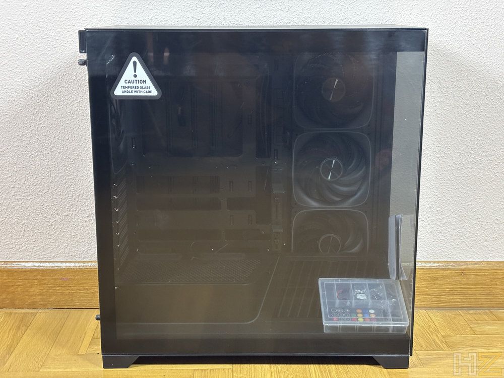 Lateral de cristal templado de una torre de ordenador Nox Hummer Blade donde se aprecian los ventiladores frontales y una pegatina de advertencia.