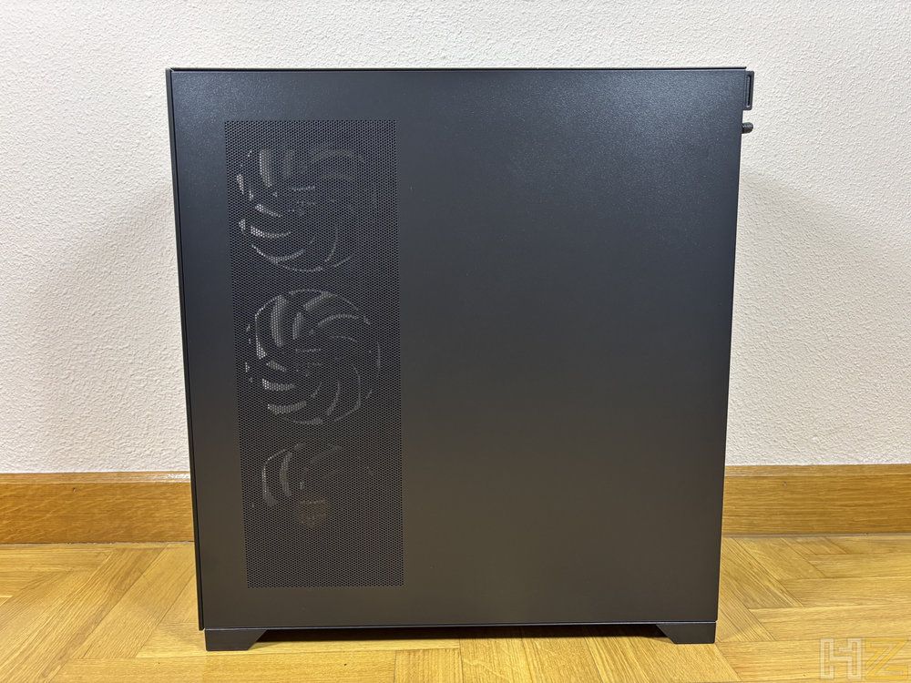 Panel lateral metálico de la caja de ordenador Nox Hummer Blade con rejilla de ventilación vertical que deja ver tres ventiladores internos.