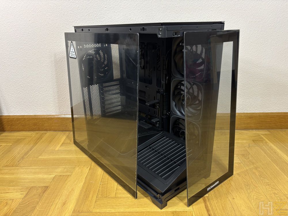 Chasis de ordenador Nox Hummer Blade con los paneles laterales y frontales de cristal templado abiertos sobre un suelo de madera.
