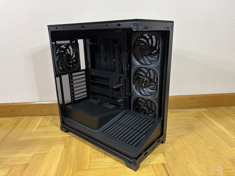 Interior de la torre para PC Nox Hummer Blade en color negro mostrando el espacio para la placa base y los ventiladores preinstalados.