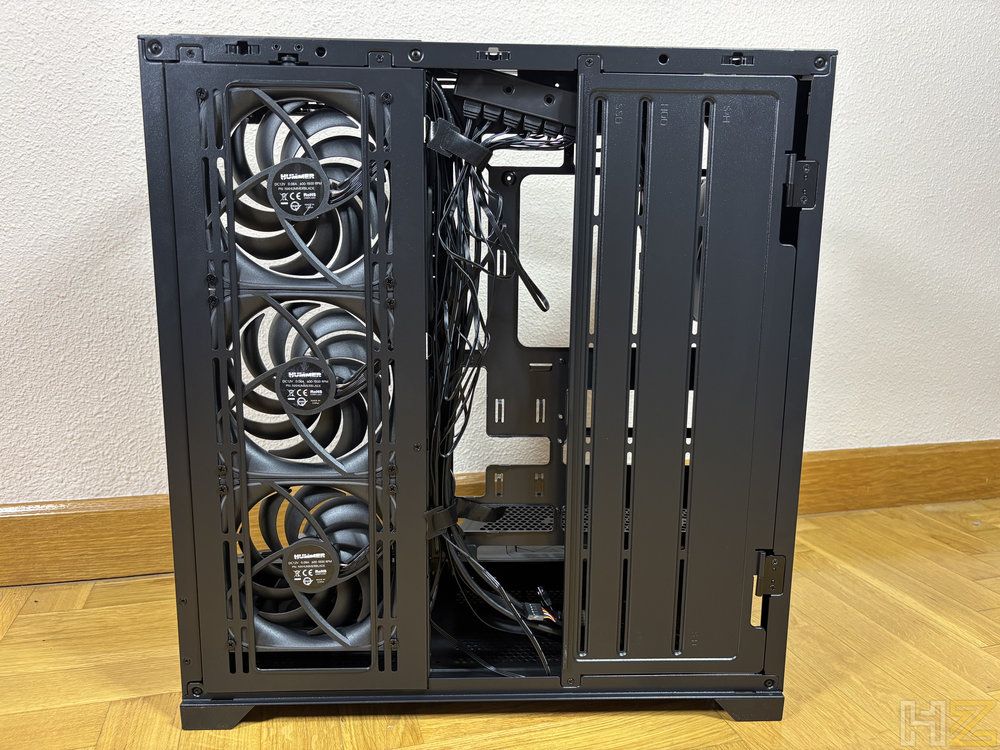 Interior del panel lateral de una caja de PC Nox Hummer Blade con tres ventiladores frontales instalados y gestión de cableado central.