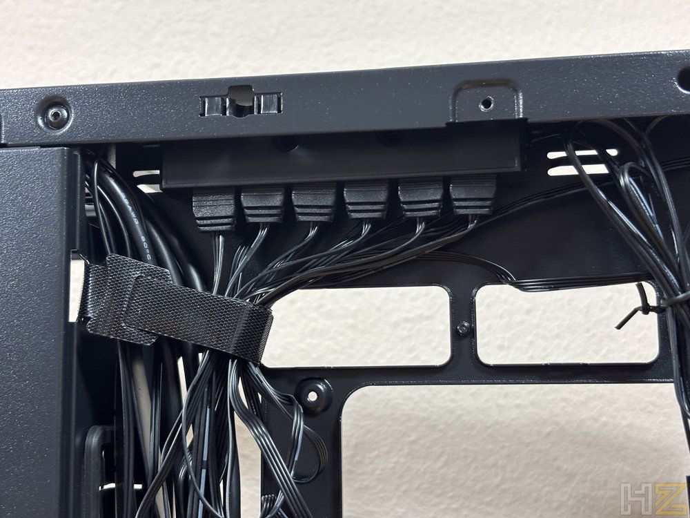 Detalle del concentrador de ventiladores y gestión de cableado en la parte posterior del chasis Nox Hummer Blade.