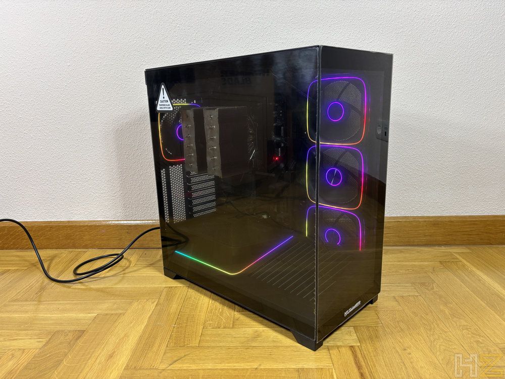 Torre de ordenador Nox Hummer Blade con paneles de cristal templado frontal y lateral que muestran ventiladores con iluminación ARGB circular en colores arcoíris.